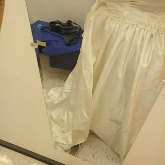 Wedding dress size 24 - Picture 3 of 3